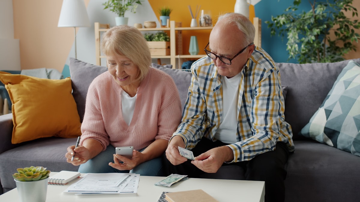 Couple préparant leur retraite